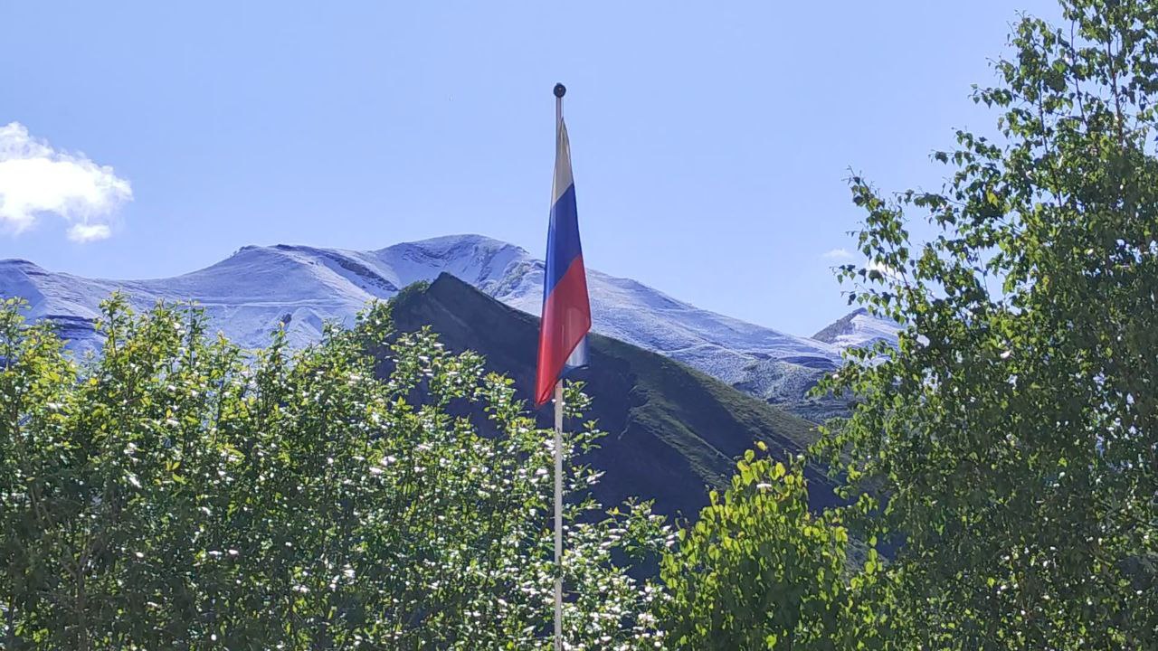 Поднятие государственного флага РФ.