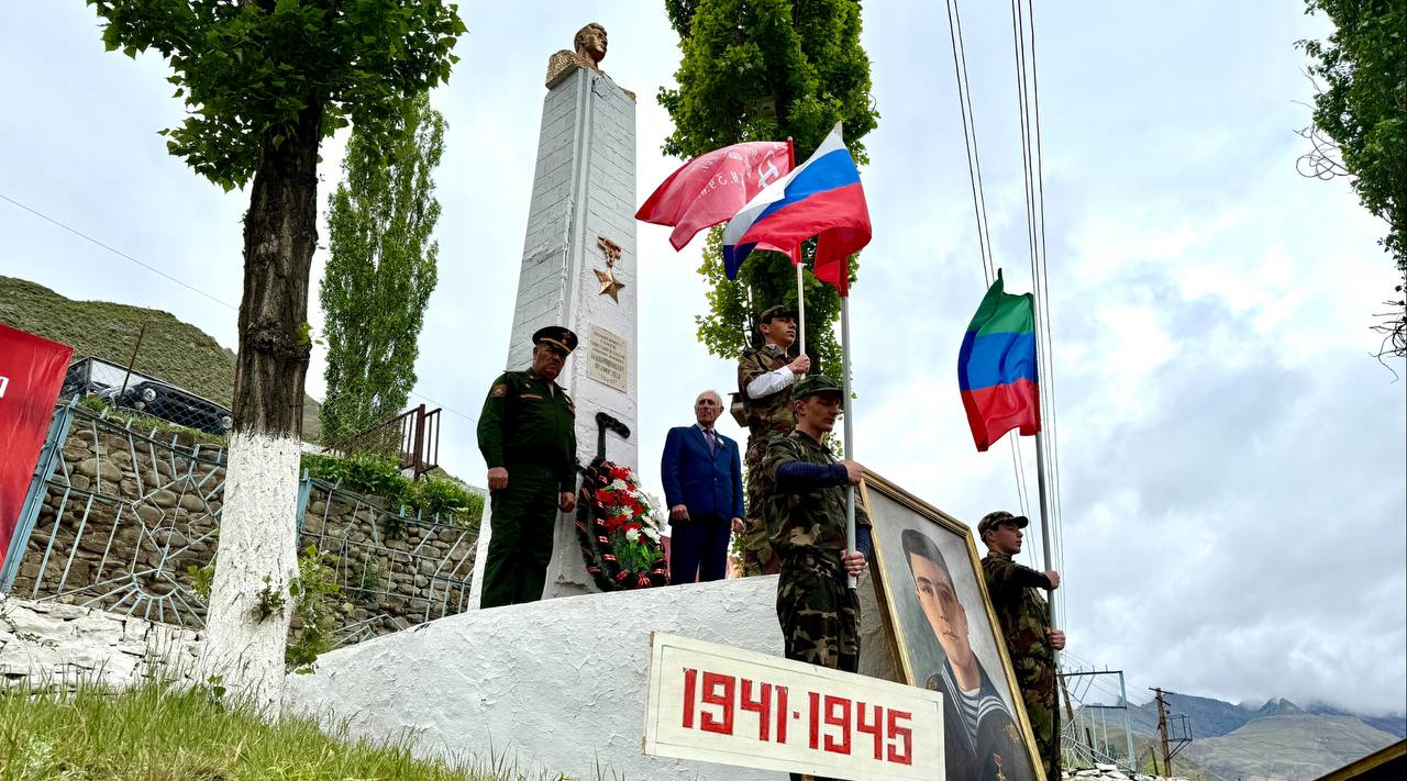 Торжественная церемония возложения венка к памятнику Герою Советского Союза Ахмеду Абдулмеджидову..