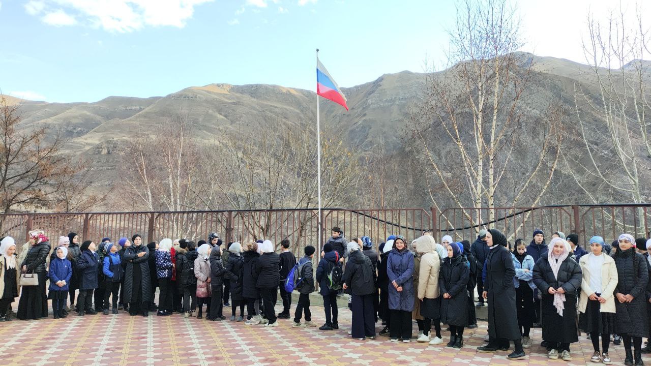 Поднятие государственного флага РФ.