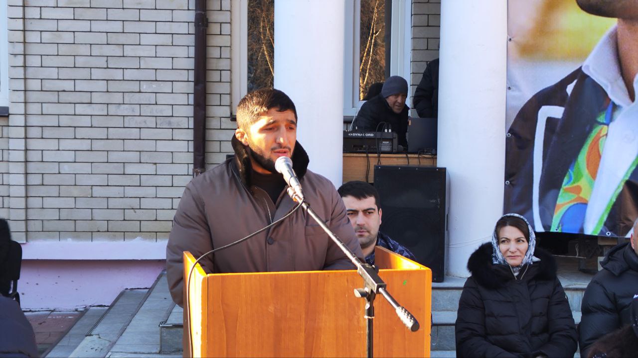 Двукратный олимпийский чемпион Абдулрашид Садулаев посетил школу.