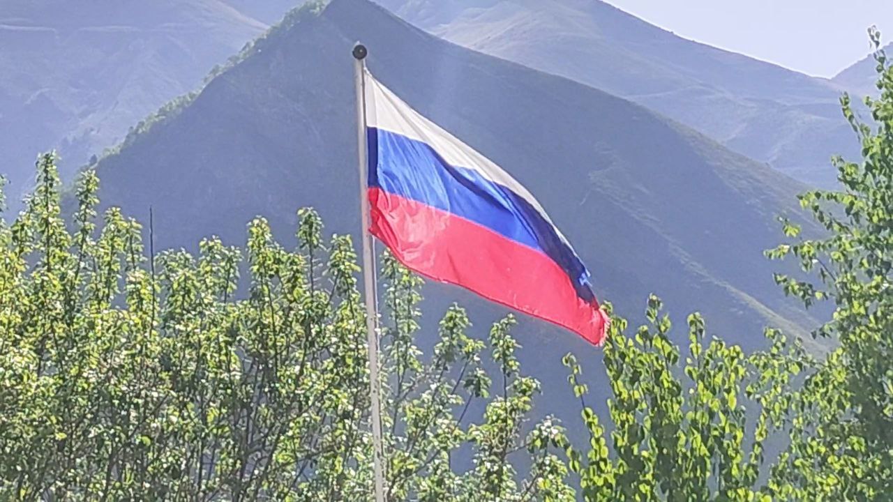 Поднятие государственного флага РФ..