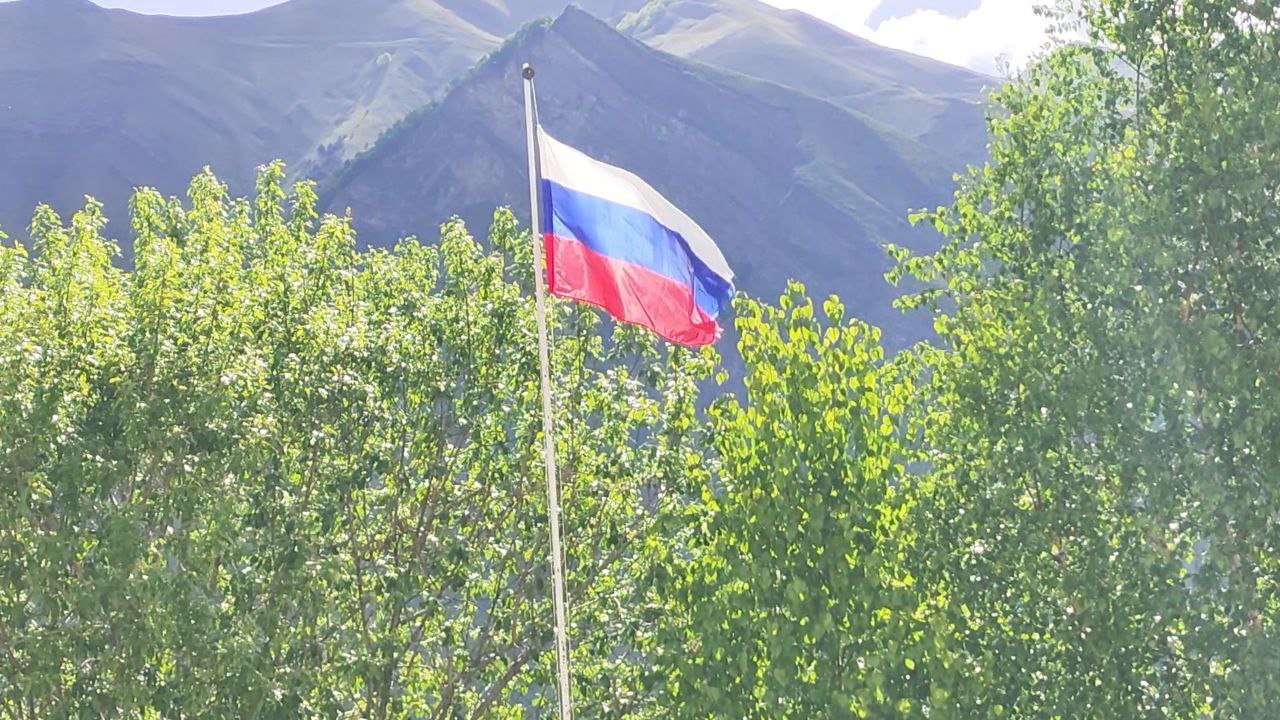 Поднятие государственного флага РФ..