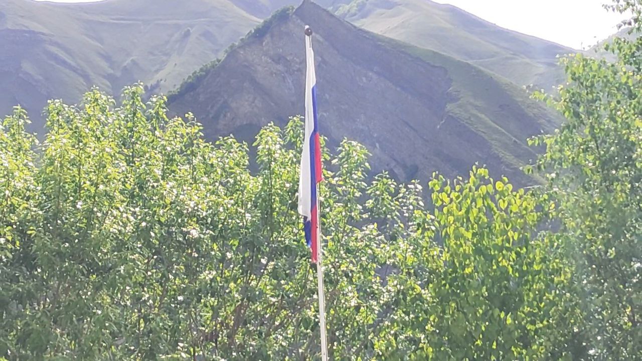 Поднятие государственного флага РФ..